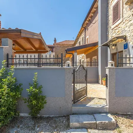 Vakantiehuis 2 Bedroom Beautiful In Marčana